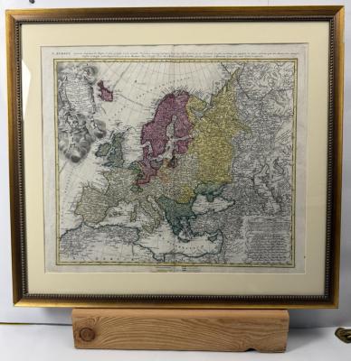 [Mapa Európy] Europa Secundum legitimas Projectionis Stereographicae regulas et juxta recentissimas observationes aeque ac relationes… / L'Europe, dessinee suivant les Regles le plus precises d'une nouvelle Projection Stereographique, tiree des Observations et des Relations les plus modernes et appuyee en divers endroits des Monumens antiques, dressee et divisee methodiquement par Iean Mattias Has Profess. Ordin des Mathematiques: Publiee par les Heritiers d'Homann L'An 1743